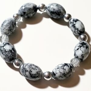 Elegant Black and White Beaded Bracelet